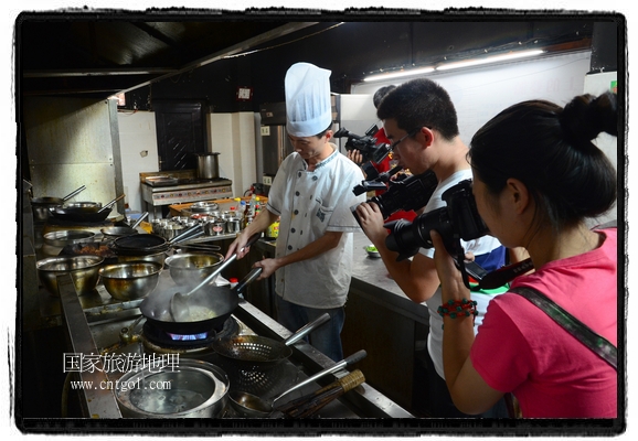 此次攝制組通過拍攝婺源代表名菜糊豆腐、粉蒸肉、荷包紅魚、賽鵝頸及地方小吃清明果、灰汁果、糯米子糕等來詮釋婺源美食經(jīng)典，展示婺源食文化，打造獨屬婺源的美食符號。