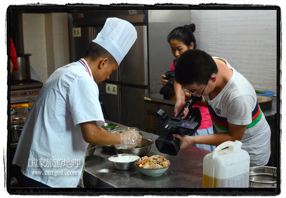 此次攝制組通過拍攝婺源代表名菜糊豆腐、粉蒸肉、荷包紅魚、賽鵝頸及地方小吃清明果、灰汁果、糯米子糕等來詮釋婺源美食經(jīng)典，展示婺源食文化，打造獨屬婺源的美食符號。