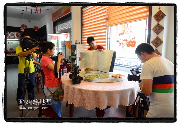 此次攝制組通過拍攝婺源代表名菜糊豆腐、粉蒸肉、荷包紅魚、賽鵝頸及地方小吃清明果、灰汁果、糯米子糕等來詮釋婺源美食經(jīng)典，展示婺源食文化，打造獨屬婺源的美食符號。