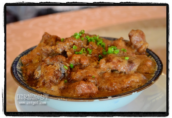 此次攝制組通過拍攝婺源代表名菜糊豆腐、粉蒸肉、荷包紅魚、賽鵝頸及地方小吃清明果、灰汁果、糯米子糕等來詮釋婺源美食經(jīng)典，展示婺源食文化，打造獨屬婺源的美食符號。