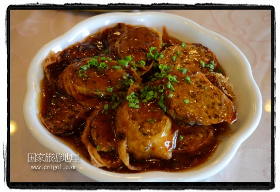 此次攝制組通過拍攝婺源代表名菜糊豆腐、粉蒸肉、荷包紅魚、賽鵝頸及地方小吃清明果、灰汁果、糯米子糕等來詮釋婺源美食經(jīng)典，展示婺源食文化，打造獨屬婺源的美食符號。