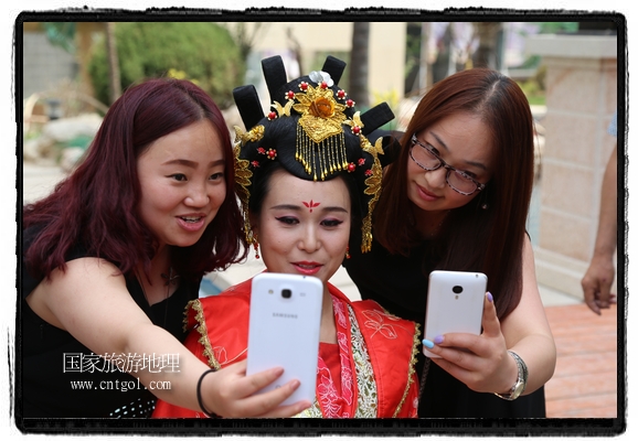 6月19日，端午節(jié)的前一天，甘肅平?jīng)鍪嗅轻紖^(qū)南山公園澳廈麗灣小區(qū)“邀請(qǐng)”唐朝被譽(yù)為四大美女之一的“楊貴妃”前來與市民見面，共度“端午佳節(jié)”。期間，“貴妃娘娘”由一名解說人員做向?qū)?，與小區(qū)居民一同游玩、賞景、互敬酒水、合影留念，并現(xiàn)場贈(zèng)送大人小孩粽子、香包和糖果。