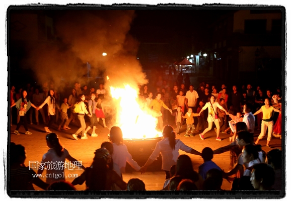 甘肅平?jīng)鍪嗅轻脊沛?zhèn)舉辦了篝火晚會(huì)，1000余名市民參與其中，大家載歌載舞，在歡快熱鬧的氣氛中為每一位父親送祝福。父親節(jié)（Father's Day），顧名思義是感恩父親的節(jié)日。約始于二十世紀(jì)初，起源于美國(guó)，現(xiàn)已廣泛流傳于世界各地，節(jié)日日期因地域而存在差異。