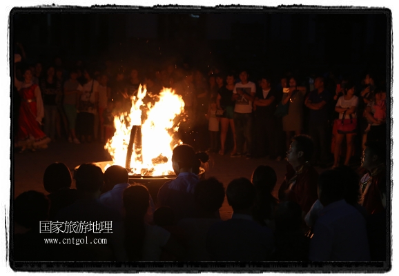 甘肅平?jīng)鍪嗅轻脊沛?zhèn)舉辦了篝火晚會(huì)，1000余名市民參與其中，大家載歌載舞，在歡快熱鬧的氣氛中為每一位父親送祝福。父親節(jié)（Father's Day），顧名思義是感恩父親的節(jié)日。約始于二十世紀(jì)初，起源于美國(guó)，現(xiàn)已廣泛流傳于世界各地，節(jié)日日期因地域而存在差異。