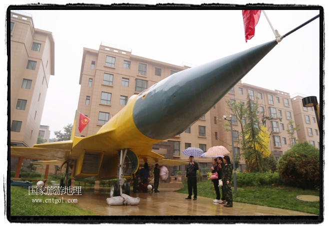 小區(qū)突然出現(xiàn)“飛機(jī)坦克”，其中殲15艦載戰(zhàn)斗機(jī)一架、99式主戰(zhàn)坦克一輛、武直-10武裝直升機(jī)一架，吸引了眾多市民雨中圍觀、合影。