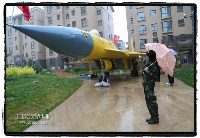 小區(qū)突然出現(xiàn)“飛機(jī)坦克”，其中殲15艦載戰(zhàn)斗機(jī)一架、99式主戰(zhàn)坦克一輛、武直-10武裝直升機(jī)一架，吸引了眾多市民雨中圍觀、合影。