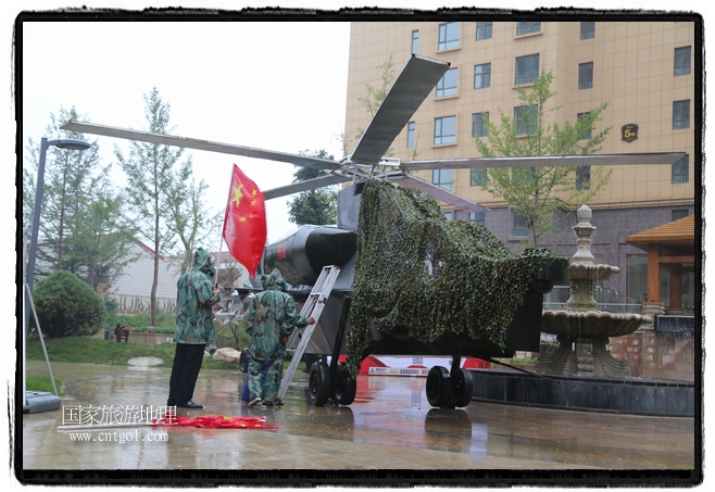 小區(qū)突然出現(xiàn)“飛機(jī)坦克”，其中殲15艦載戰(zhàn)斗機(jī)一架、99式主戰(zhàn)坦克一輛、武直-10武裝直升機(jī)一架，吸引了眾多市民雨中圍觀、合影。