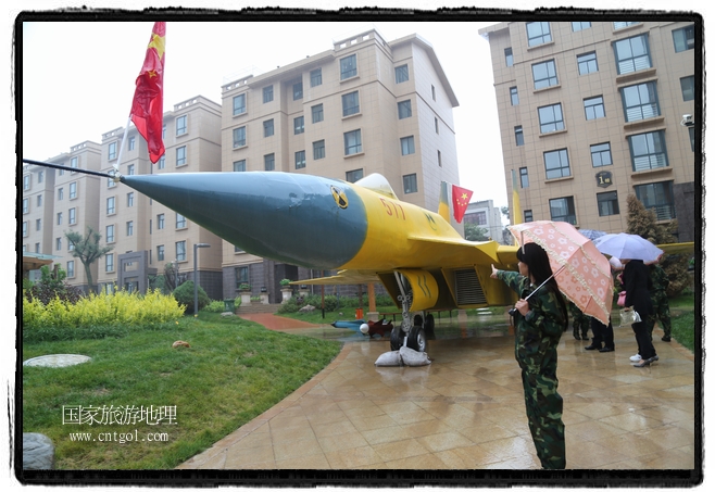 小區(qū)突然出現(xiàn)“飛機(jī)坦克”，其中殲15艦載戰(zhàn)斗機(jī)一架、99式主戰(zhàn)坦克一輛、武直-10武裝直升機(jī)一架，吸引了眾多市民雨中圍觀、合影。