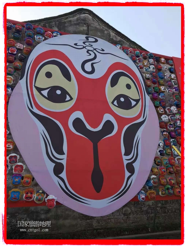 中國規(guī)模最大的猴面具彩繪在南潯古鎮(zhèn)展示。猴子真是今年最紅的動物。 