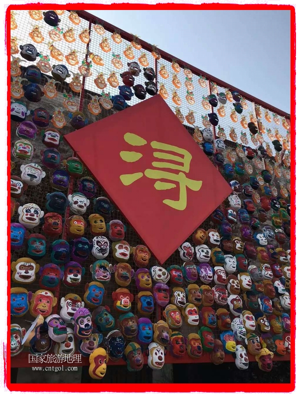 中國規(guī)模最大的猴面具彩繪在南潯古鎮(zhèn)展示。猴子真是今年最紅的動物。 