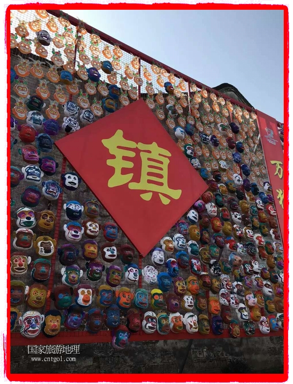 中國規(guī)模最大的猴面具彩繪在南潯古鎮(zhèn)展示。猴子真是今年最紅的動物。 
