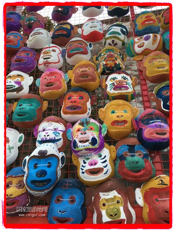 中國規(guī)模最大的猴面具彩繪在南潯古鎮(zhèn)展示。猴子真是今年最紅的動物。 
