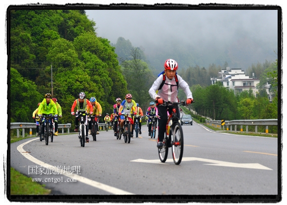 來(lái)自江西、安徽、浙江、福建等省市近千名選手參加了比賽，婺源賽道沿途的秀美風(fēng)光和徽派古村落，給參賽選手留下美好的印象。