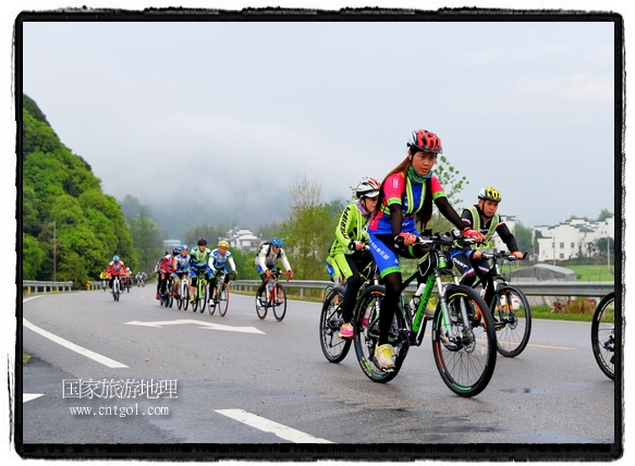 來(lái)自江西、安徽、浙江、福建等省市近千名選手參加了比賽，婺源賽道沿途的秀美風(fēng)光和徽派古村落，給參賽選手留下美好的印象。