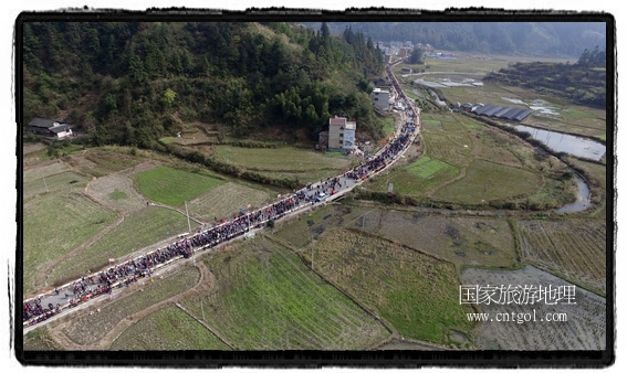 1700桌合攏宴，總長(zhǎng)3.7公里，10380人同桌就餐，創(chuàng)歷史之最