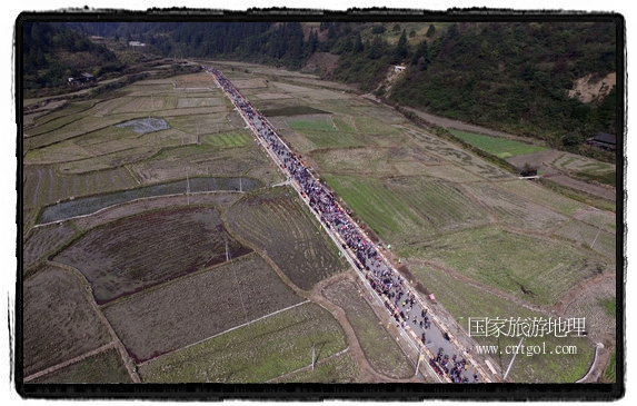 1700桌合攏宴，總長(zhǎng)3.7公里，10380人同桌就餐，創(chuàng)歷史之最